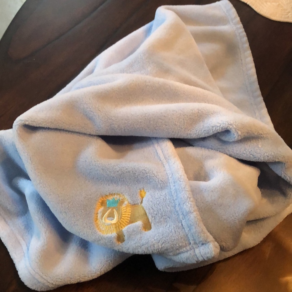 🦁Babies’ Alley Lion Embroidered Patch on baby blue blanket